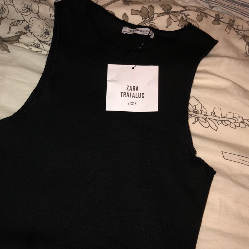 Black ZARA crop top. Everyone needs the basics 🖤